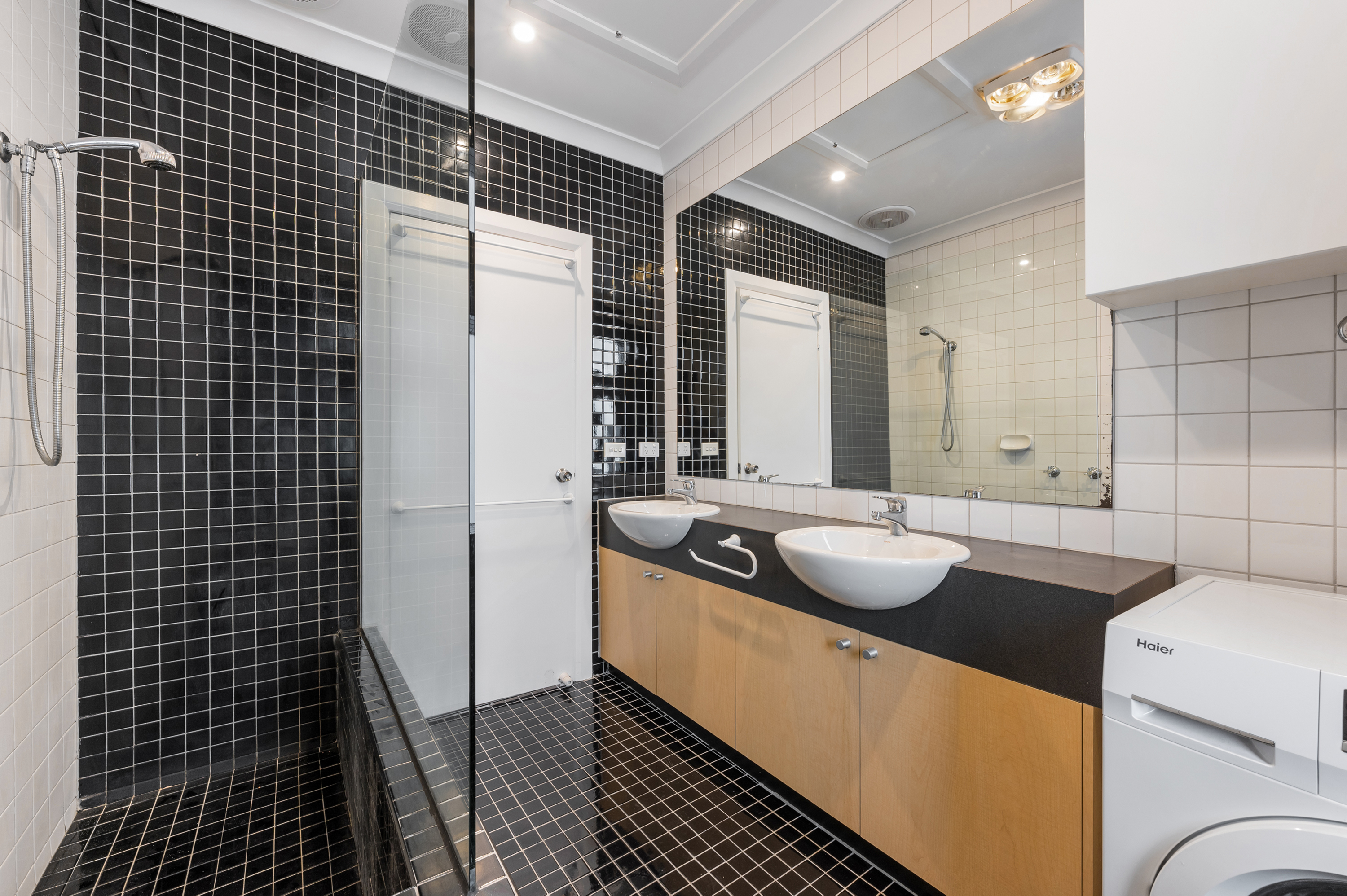 St Kilda Chic FULLY FURNISHED First Floor 3 Bedroom Duplex